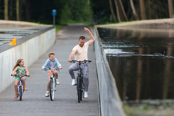 Main Sepeda Di Tengah Danau Tanpa Takut Basah